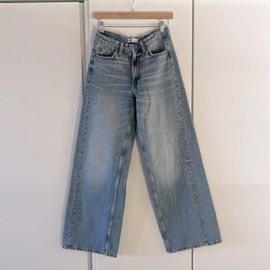 Mid/high rise, light wash, wide leg Zara jeans size US 2